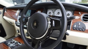 Rolls-Royce Ghost ngjyrë ari që kushton ‘vetëm’ 15 Bitcoin