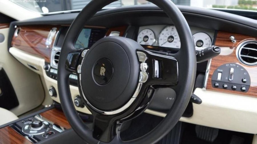 Rolls-Royce Ghost ngjyrë ari që kushton ‘vetëm’ 15 Bitcoin