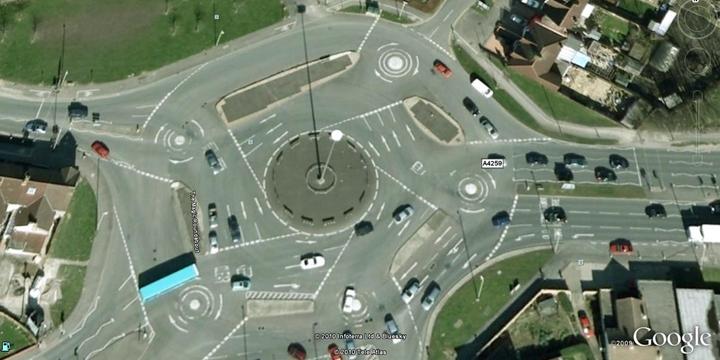 Nervozohet nga trafiku, kinezi i pikturon sipas qejfit shenjat rrugore