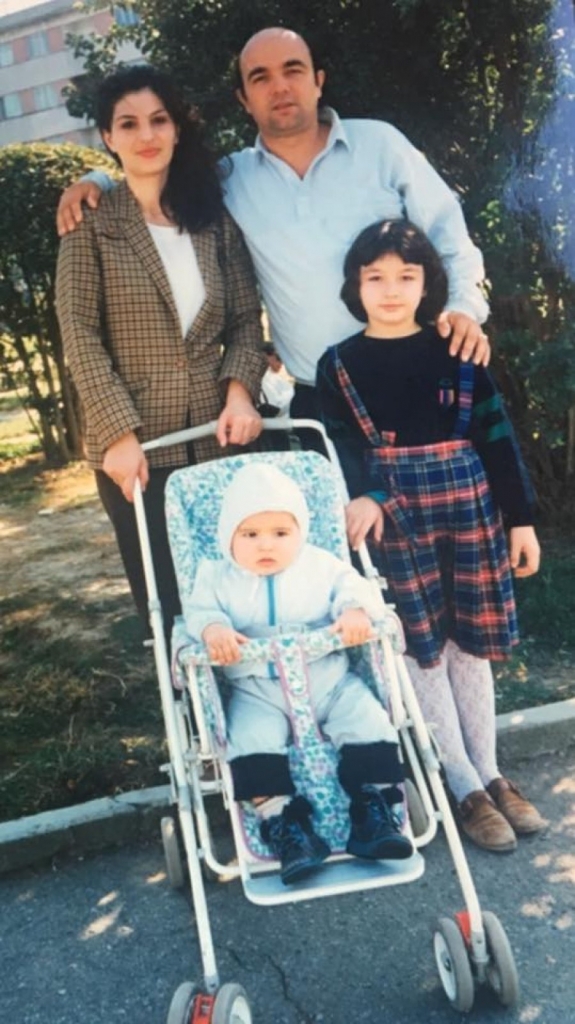 Jozefina kujton të kaluarën me një FOTO në Facebook. Shikoni sa e bukur ka qenë atëherë…