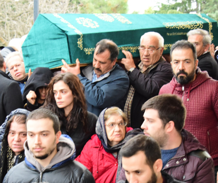 Humb njeriun më të shtrenjtë, “Shamikuqja” fotografohet e shkatërruar në varrim
