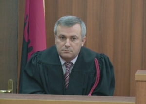 Gjyqtari në gjendje të rëndë apo e bën thjesht për lirimin e tij?
