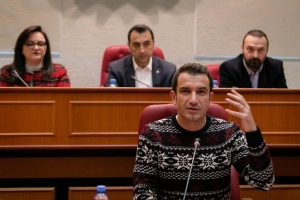 FOTO/ Vishen njëlloj, ja kryebashkiaku që kopjon ‘Lali Eri’…