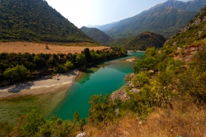 Vjosa fryhet frikshëm, nisin evakuimet në Fier e Vlorë