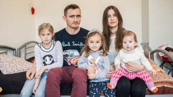 Dëbimi i pazakonte në 3 të natës, familja shqiptare në faqen e parë të gazetës gjermane