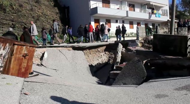 Pallati nën baltë në Gjirokastër, banorët tentojnë të futen me forcë brenda