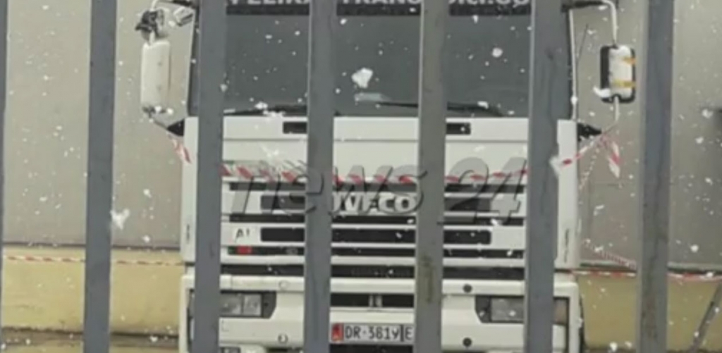 FOTOT/ Si u mbajt në vëzhgim kontenieri me 613 kg kokainë, ndërhyrja në magazinën e bananeve