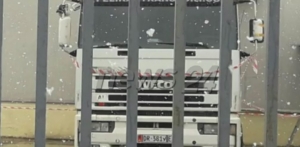 FOTOT/ Si u mbajt në vëzhgim kontenieri me 613 kg kokainë, ndërhyrja në magazinën e bananeve