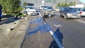 Elbasan/Aksident i rëndë , përplasen dy makina, njëra shkatërrohet plotësisht