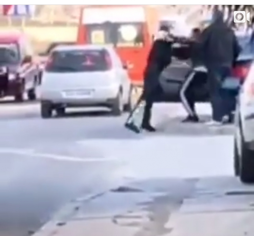 Punonjesi i policise rrugore grushta mbi qytetarin