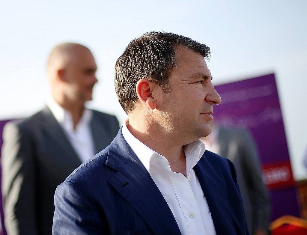 Ndihmojeni Vangjush Dakon  është   mërzitur me ilirët  e vjetër se nuk i kanë blerë betonin