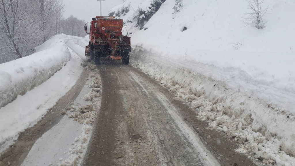 Vendi nën mbretërinë e dëborës , në Pukë arrin 2 metra. Ja zonat e bllokuara