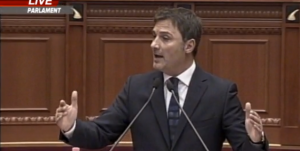 Paralajmëroi ‘goditjen’ e politikanëve,  përgjigja rrufe e PD ndaj Xhafës: Jeni marrë peng në bagazhin e Audit