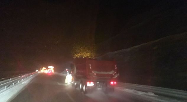 Dëbora në zonat malor, ja rrugët e bllokuara