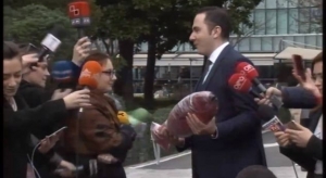 Me peshkun në duar në oborrin e Parlamentit, deputeti demokrat çudit gazetarët