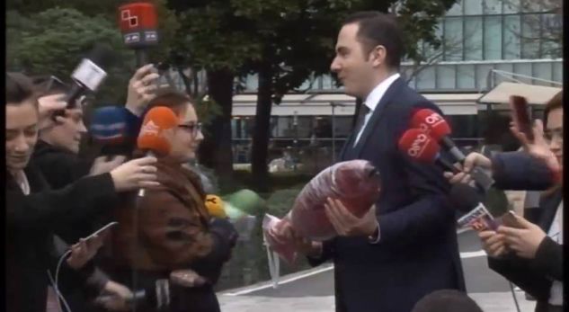 Me peshkun në duar në oborrin e Parlamentit, deputeti demokrat çudit gazetarët