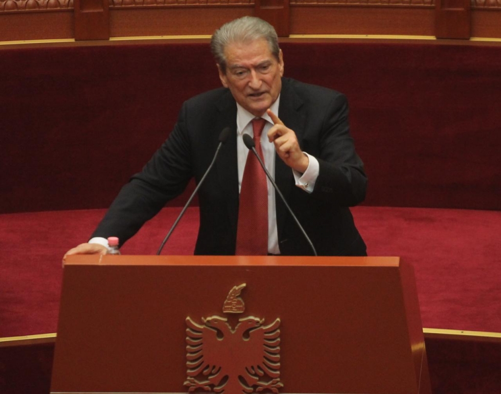 Berisha thirrje Xhafajt: Dorëzohu Fatmir, e ke gjarprin në gji