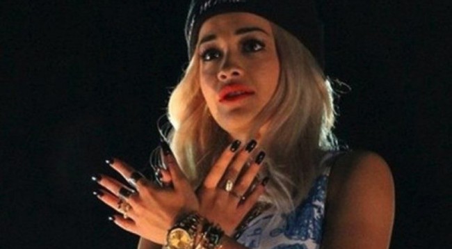 Rita Ora pritet me pite, fli e mantia: Jam në shtëpi