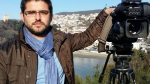 Është koha e maskarenjve, tallen e ngërdheshen me idealet