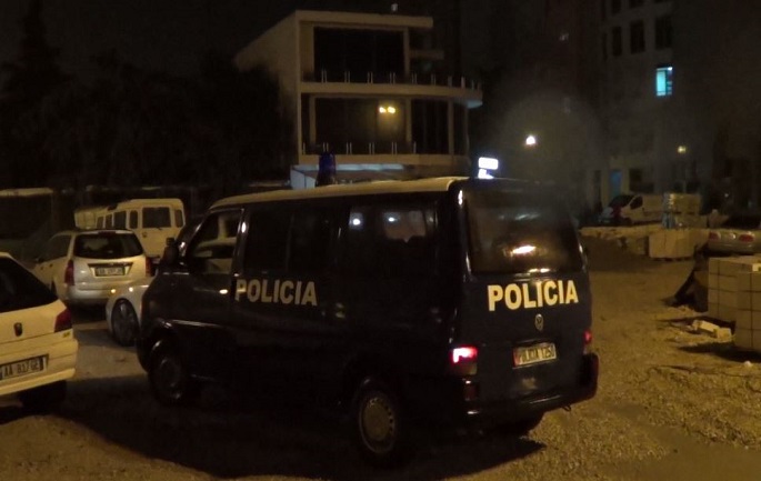 Babë e bir bëjnë për spital 37-vjeçarin, pasi policia u kontrollon shtëpinë, gjen drogë