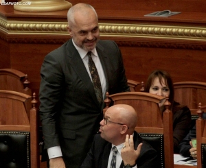 Zgjidhja është vetëm një: o të izolohet ky njeri, ose na bëftë mirë izolimi ynë!