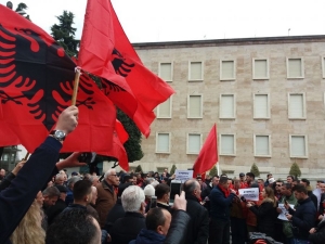FOTO/ Protestë tek kryeministria kundër faljes së detit Greqisë nga Edi Rama