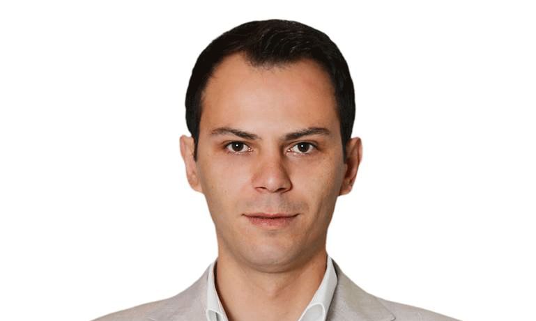 Abuzimet me pronat në bregdet, Kryebashkiakut te Rrogozhines i bllokohet pasaporta