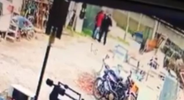Pamjet shqetësuese! Policët e Bashkisë në Tiranë godasin qytetarin