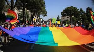 Gay, lind apo bëhesh?