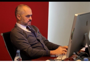 Edi Rama nuk është mirë, uron ‘mirëmëngjes’ në mesnatë. Plasin komentet në Facebook (FOTO)