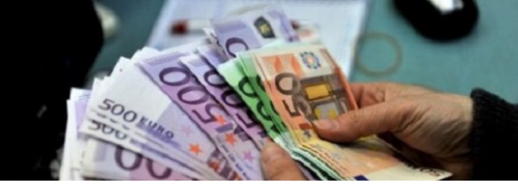 Euro arrin nivelin më të ulët në 10 vjet në tregun vendas
