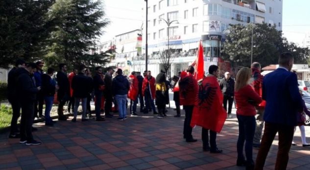 Negociatat me Greqinë për kufirin detar, nisin protestat në Fier