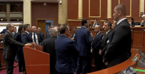 Tensione në Kuvend, ndërpritet seanca plenare, Ruçi-Bashës: Mos u bëj si…