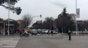 Ndodh vetëm në Shqipëri/ Polici bllokon në trafik ambulancën për t’i hapur rrugë eskortës qeveritare (video)