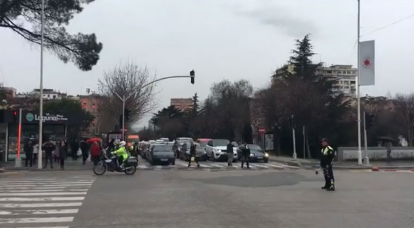 Ndodh vetëm në Shqipëri/ Polici bllokon në trafik ambulancën për t’i hapur rrugë eskortës qeveritare (video)