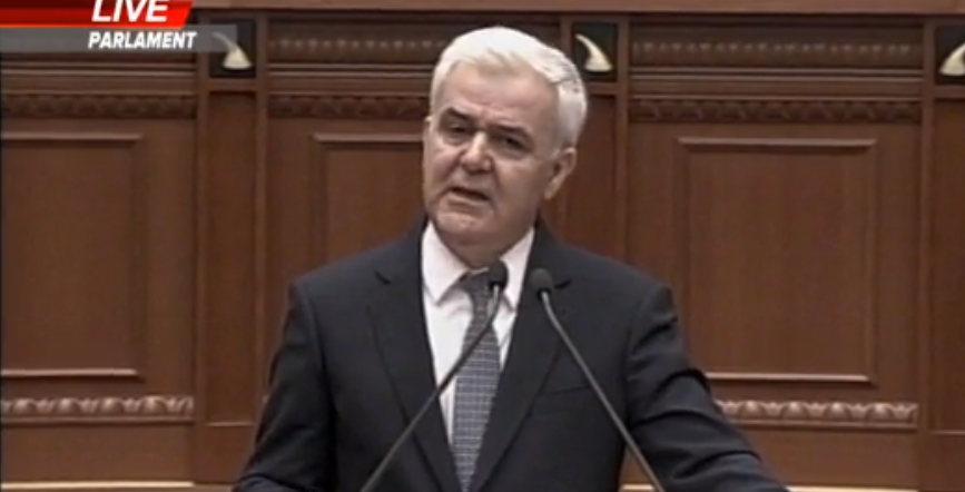Akuzat e opozitës/ Xhafaj ‘tremb’ politikanët: Qofshin të majtë apo të djathtë, asnjë imunitet s’do i shpëtojë nëse…