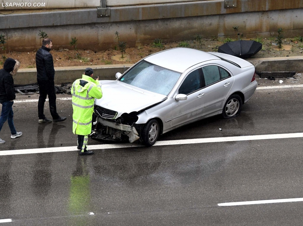 Aksident në Rrugën e Kombit, avokati përplas makinën e policisë dhe ikën nga vendngjarja