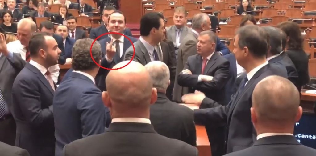 Demokratët thirrje të fortë Bashës: S’mund të mbash deputetë njerëz që shk******* dhe q**** me njëri-tjetrin në Kuvend
