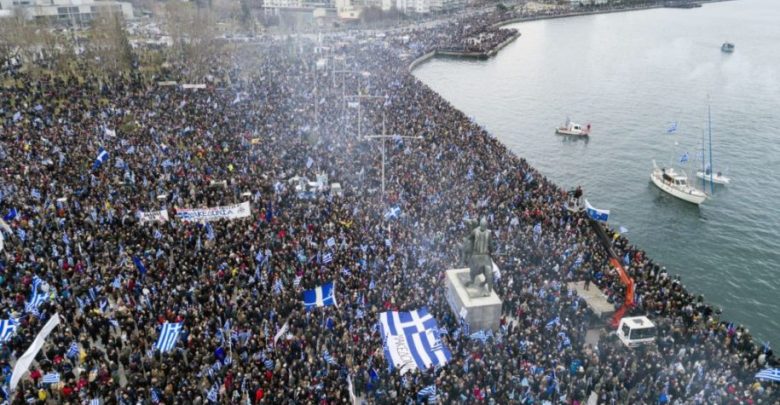Qeveria greke në ‘telashe’, 2500 autobusë zbarkojnë në Athinë kundër “Maqedonisë së Epërme”