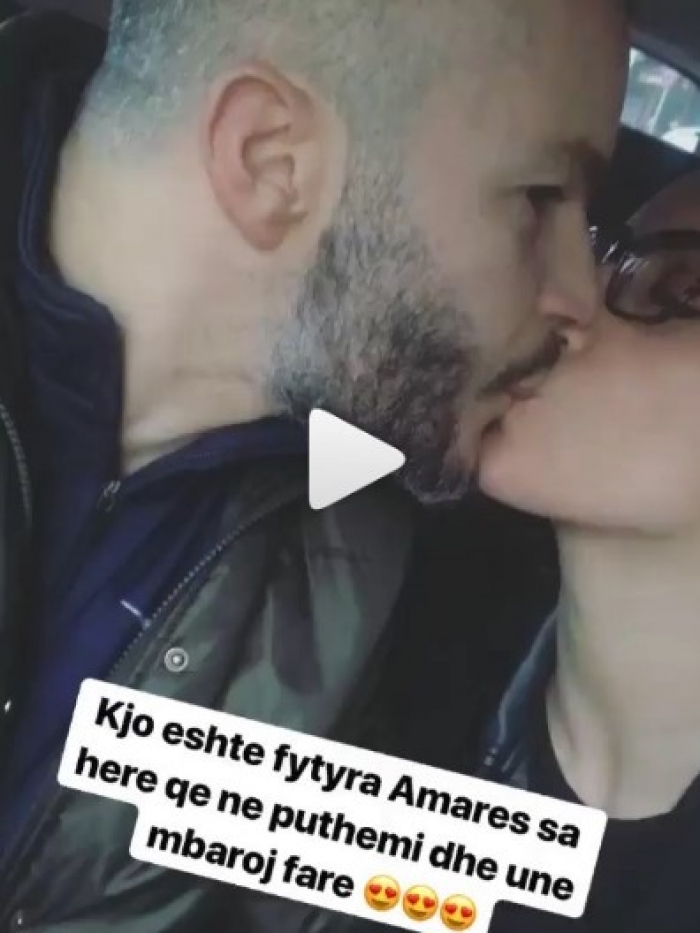 Gazetarja ka një mesazh, puthet me burrin në sy të vajzës,