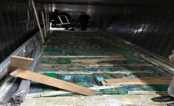 Fotot/ Shikoni se si ishte fshehur 613 kg kokainë nën dyshemenë e kamionit me banane