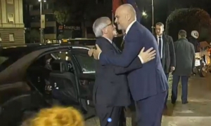 Mbërrin në Tiranë Presidenti i KE, Jean-Claude Juncker, nis takimi në Kryeministri