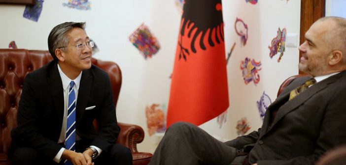 “Peshqit e mëdhenj”, ambasadori Donald Lu në zyrën e Ramës