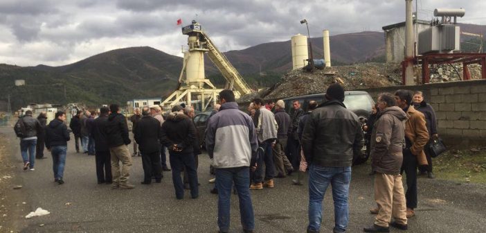 Mirditë/ banorët në protestë ndaj fabrikës së asfaltit që po u ndot ambjentin