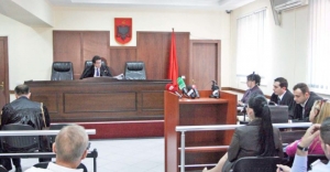 Arratisje spektakolare nga Gjykata në Gjirokastër, i burgosuri i Bënçës u “lë targën” policëve