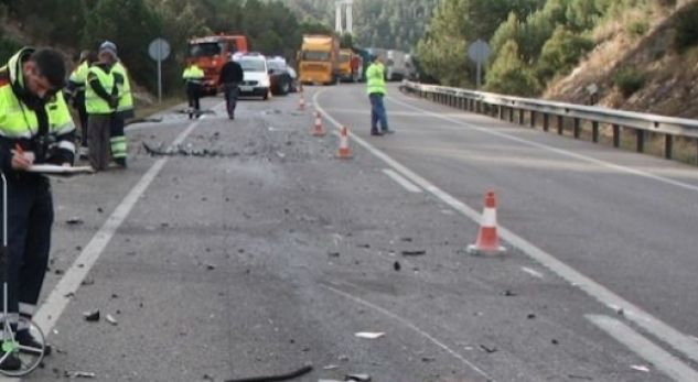 Kavajë/Aksident, i riu përplas me makinën nënën dhe fëmijën 2 vjeç