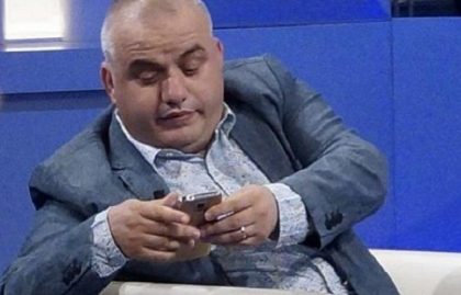Artan Hoxha tregon sallën ku janë mbledhur trafikantët e drogës