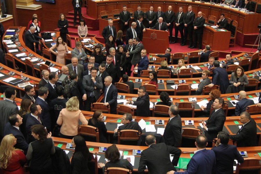 Shikoni si u përzu Edi Rama sot nga Kuvendi