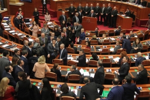 Tensioni në Kuvend, Rama urdhëron deputetët e PS të duartrokasin