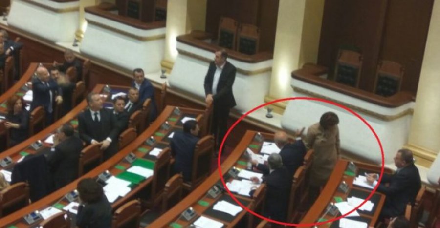 Skandal në Kuvend, deputeti i PS-së shtyn me dorë deputeten e PD-së. Replikat